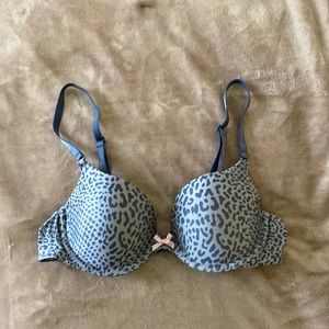 VICTORIA’S SECRET Gray leopard print wired bra (34B)